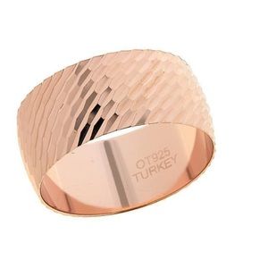 NWT Rose 925 band-style ring- diamond-cut design